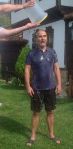 Цветан Цветанов се полива с вода