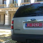кола на американското посолство пред министерството на отбраната