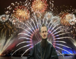 Любо Кольовски: Мазният Дионисий (добре, че не съм го гледал!) е поредното доказателство за това, че безчинствата и безобразията у нас са институционализирани на всички нива и във всички обществени сфери. Дионисий е духовното продължение на ГЕРБ и БКП, доколкото нещо духовно би могло да се свърже с тия две банди Николай Марков: Не заради лично хрумване ще поставя въпроса за контрола. Контрол! Без грам задълбоченост се възприема някак силата на закон, правилник, разпоредба или какъвто и да е административен акт. Където реже държавата, кръв не тече, нали!? Не тече, не тече, но направо се лее. Автосугестията, че има кой да мисли вместо теб е успокоително хапче- панацея за ленивия ум, но не това е смисъла на човешкия живот. Сляпото доверие на практика е делегирано доверие, понякога в ръцете на вероломни хора. Вид овластяване, което на практика те прави съучастник в престъпления без да имаш ясно съзнание за това. Истината е, че каквото и да ви се случва от името на властта, то произлиза от ваше делегирано право за това поведение и е винаги оправдано от закон, дори да касае живота ви! Запомнете това. Ако някой има законово право да те "контролира", той ползва твоето делегирано право. И ще го ползва, докото бъде отнето! Днес сутринта станахме свидетели чрез една национална телевизия, как един "овластен" от държавните специални служби "свещеник", гилотинира ритуално и с одежди Българската Православна Църква. Сам декларира, че всички негови протоколни действия в нощта на Великден, са "съгласувани" с патриарха и държавното ръководство. И нека си припомним все пак, че "държавното ръководство", което днес всички миряни наричат мафия, е получило от "духовното ръководство" най-голямата признателност връчена с орден „Св. цар Борис – Покръстител“ – първа степен! Уважаеми синове на мамона, каквито и дела да вършите в държавата или църквата, вие няма да сломите българския народ нито във вярата, нито в държавата му! Контролът има смисъл само ако е сладък плод на валиден обществен договор. И докато все още не съществува такъв, независимо в каква обществена роля сте се вживяли, вие ще си останете обикновени аутсайдери! Това е по-малкият проблем, а същинският е, че сте примитивни и безкрайно глупави... Богомил Бонев: Егати наглото попче! Щом можело за мутрите, що да не може за поповете. Ма те точно на мутрите дават ордени Васко Мавриков: БПЦ организира и изпълнява тържествена заря и пироспектакли по повод регионални празници и тържества, коледни базари и концерти, фирмени и частни партита, сватби и др. Afera.bg Колаж: Васко Мавриков дионисий