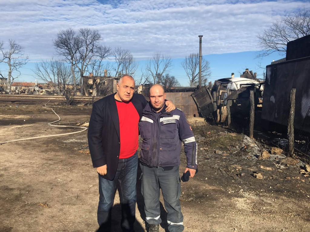 Занемях! После клавиатурата сама написа: "БайХуй с двама ташака!". Каква душа, сърце и мозък трябва да имаш, за да кокетничиш на фона на изгорелите хора! БОЙКО БОРИСОВ