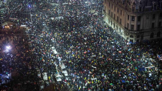 РУМЪНИЯ – ОГРОМЕН ПРОТЕСТ! БЪЛГАРИЯ ТЪНЕ В РОБСКА ТИШИНА И СЕ ДЗВЕРИ НА ГЛУПОТЕВИНИТЕ НА ГОЛЕМИЯ МИРОТВОРЕЦ, ДЕТО НИ ЗАВЛЕЧЕ В ТИНЯТА С ГЕРБАДЖИЙСКИТЕ СИ ПОСЛЕДОВАТЕЛИ РУМЪНИЯ
