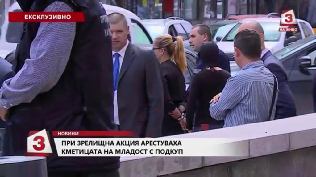 ЖУРНАЛИСТИТЕ ОТ СТОЛИЦАТА, НАЛИ СТЕ МНОГО ОТВОРЕНИ, ОТКЪДЕ КАНАЛ 3 ЗНАЕ ЗА АРЕСТА НА КМЕТИЦАТА НА МЛАДОСТ И ПРЕДАВА НА ЖИВО?! РАЙОН МЛАДОСТ
