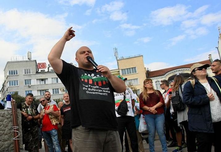 КОГАТО НЯКОЙ ИСКА ОТВЪН ДА СВАЛЯ ВЛАСТТА, ВЛИЗА С РАДЕЦКИ, САБИ И КУРШУМИ. ВИЕ, КЪДЕ, МИЛИЧКИ?! ПРОТЕСТ 16 СЕЕПТЕМВРИ