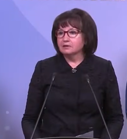 НА ПАЗАРА ЗА КРУШИ ЛИ СМЕ ИЛИ В ПАРЛАМЕНТА?! ВЕЧЕ СЕ РАЗКАЗВАТ ВИЦОВЕ ЗА ХОРАТА НА РАДЕВ. ХЕМ НЕ ЗНАЯТ КАКВО ДА ПРАВЯТ, ХЕМ СЪС САМОЧУВСТВИЕ, ЧЕ НЕЩО СЛОЖНО ПРАВЯТ. ОТСТРАНИ ВСИЧКИ ПАДАТ ОТ СМЯХ